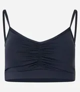 Top deportivo negro de microfibra, con breteles finos y detalle fruncido en el busto.