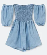 Mono corto de jean celeste con escote off-shoulder, mangas largas abullonadas y cuerpo elastizado.