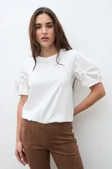 Remera negra de algodón con cuello redondo y mangas cortas abullonadas.