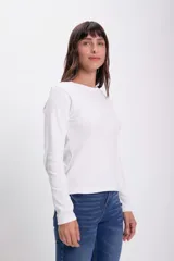 Remera blanca de algodón con textura acanalada y mangas largas.
