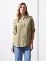 Camisa blanca de lyocell, marca Cyrus. Tiene cuello con solapa, abertura central con botones, mangas largas regulables con presilla y botón, y dos bolsillos delanteros aplicados.