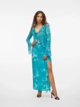 Camisa celeste con estampado de flores, cuello en V, cierre de cordón y volantes en los puños.