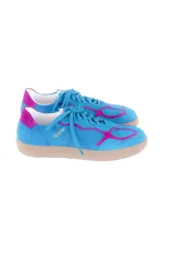 Championes de cuero vacuno color celeste con detalles en fucsia, suela color caramelo y cordones celestes.