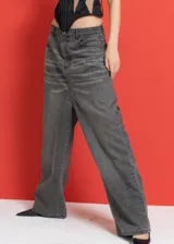 Pantalón de jean gris oscuro, tiro bajo y corte extra oversize.