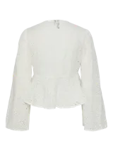 Blusa blanca con broderie calado, manga larga acampanada y cierre frontal con cordones.