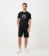 Bermuda masculina de sarga color rosado, con corte recto y bolsillos laterales.