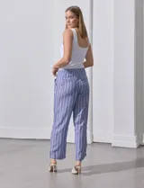 Pantalón de lino estampado a rayas verticales azules y blancas, marca Dash. Tiene pretina ancha elastizada con lazo ajustable.