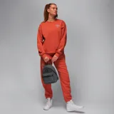 Mochila mini gris con estampado de monograma Jordan, asa superior y correas ajustables para los hombros.