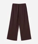 Pantalón de tiro alto, corte flare (acampanado), color marrón oscuro, confeccionado en tejido texturizado anarruga con cintura elástica.