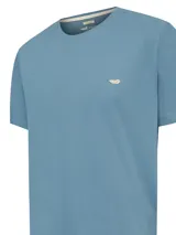 Remera celeste de algodón orgánico, manga corta y cuello redondo. Tiene un pequeño logo bordado en el pecho.