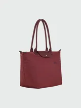 Bolso tote grande Longchamp modelo Le Pliage Green, color marrón chocolate, confeccionado en lona de nylon reciclado con detalles en cuero marrón y herrajes plateados.