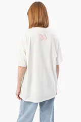 Remera blanca de corte holgado con estampado de Minnie Mouse enmarcada en un recuadro celeste y amarillo.