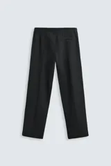 Pantalón wide fit confeccionado en tejido de algodón con interior en rizo, color negro. Cintura elástica ajustable con cordón interior, bolsillos frontales y detalle de bolsillo trasero de vivo. Perneras con costura frontal y efecto lavado.