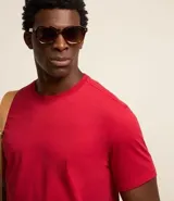 Remera de hombre color verde grisáceo, de manga corta y cuello redondo, confeccionada en algodón peruano.