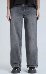 Pantalón wide leg de denim negro con lavado clásico y cinco bolsillos.