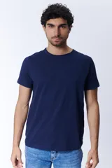 Remera azul marino de corte clásico y manga corta.