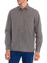 Camisa de hombre manga larga color marrón, confeccionada en popelina de algodón orgánico. Tiene cuello italiano, calce regular, bolsillo en el pecho con logo bordado y mangas ajustables con botón.