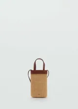 Funda para celular color beige con efecto rafia, doble asa corta y asa larga ajustable.