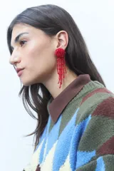 Aros colgantes rojos con forma de esfera y flecos de mostacillas.