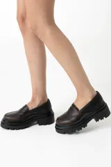 Mocasines de cuero marrón con suela track y detalle de antifaz.