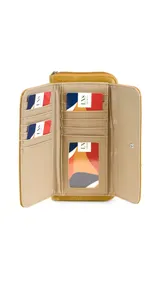 Billetera larga color mostaza de símil cuero, con solapa y broche a presión. Tiene repartición con cierre, compartimento frontal con tarjeteros, visor y bolsillos. Compartimento posterior incluye monedero con cierre, tarjeteros y bolsillos. Bolsillo atrás con cierre.