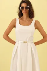 Vestido blanco midi con escote cuadrado, sin mangas y cinturón fino con hebilla dorada.