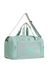 Bolso tipo duffle color verde agua, con doble asa de mano y correa de hombro ajustable y removible. Tiene cierre superior y un bolsillo frontal con cierre.