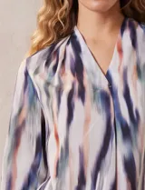 Blusa estampada de gasa marca Sioni, con escote en V, pliegue delantero, manga larga con puño y botón.