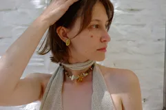 Collar de alpaca con cuentas de labradorita, jaspe rojo y cuarzo lima. Incluye una estrella de mar realizada a mano y una perla de río natural.