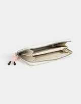 Billetera negra de cuerina con cierre y puller del mismo material. Tiene tag en relieve y monedero interno con cierre.