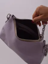 Cartera negra de cuero charol con forma de media luna y correa de cadena metálica plateada.