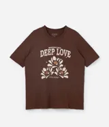 Remera marrón de algodón con cuello redondo y mangas cortas. Estampa frontal con la frase "Deep Love" y flores.