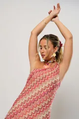 Vestido midi de tejido de punto con diseño de ondas en tonos rosa, rojo, beige y blanco. Tiene un solo tirante y corte al bies.