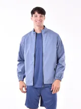 Campera azul con cuello mao y cierre frontal.