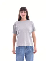 Remera negra de manga corta y cuello redondo, con corte holgado.