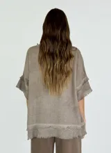 Blusa gris de lino con escote en V y mangas cortas con volados.