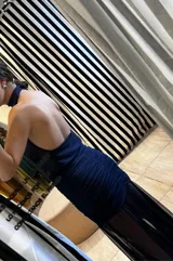 Top halter de microtul azul oscuro, con cuello tipo choker y drapeado fluido en el frente.