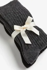 Pack de dos pares de medias de media pantorrilla en punto acanalado de mezcla de lana suave. Un par es de color gris oscuro y el otro es negro.