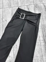 Pantalón negro tipo calza con lycra y corte acampanado.