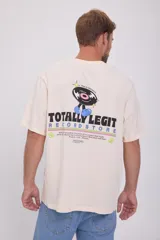 Camiseta color crema de manga corta y cuello redondo con estampado en la espalda de un disco de vinilo con pies y el texto "Totally Legi Record Store".