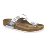 Sandalias Birkenstock modelo Gizeh, color plateado, con tira de dedo y plantilla anatómica de corcho.