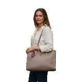 Cartera mediana tipo shopper color marrón, con doble asa de hombro y cierre superior. Incluye un dije colgante con forma de labios y logo de la marca en color fucsia.