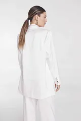 Blazer blanco de corte recto, con solapas y bolsillos laterales.