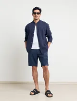 Bermuda de gabardina color verde.