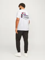 Remera blanca de manga corta con cuello redondo y estampado pequeño en el pecho con la leyenda "Flowers 'N Stuff".