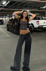 Pantalón wide leg de denim negro con tiro bajo.