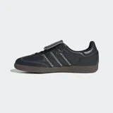 Championes Adidas Samba LT de cuero negro con las tres tiras laterales en blanco y suela de goma color caramelo.