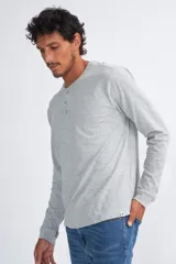 Remera manga larga gris claro melange con cuello redondo y botones.