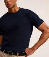 Remera slim fit de algodón color beige, con cuello redondo, manga corta y textura acanalada.