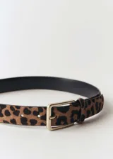 Cinturón con estampado animal print de leopardo y hebilla cuadrada metálica dorada.